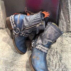 Freebirds, Ramone in blue leather with studs 
Minimal wear